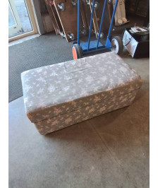 POUF COFFRE TISS GRIS AUX ROSES