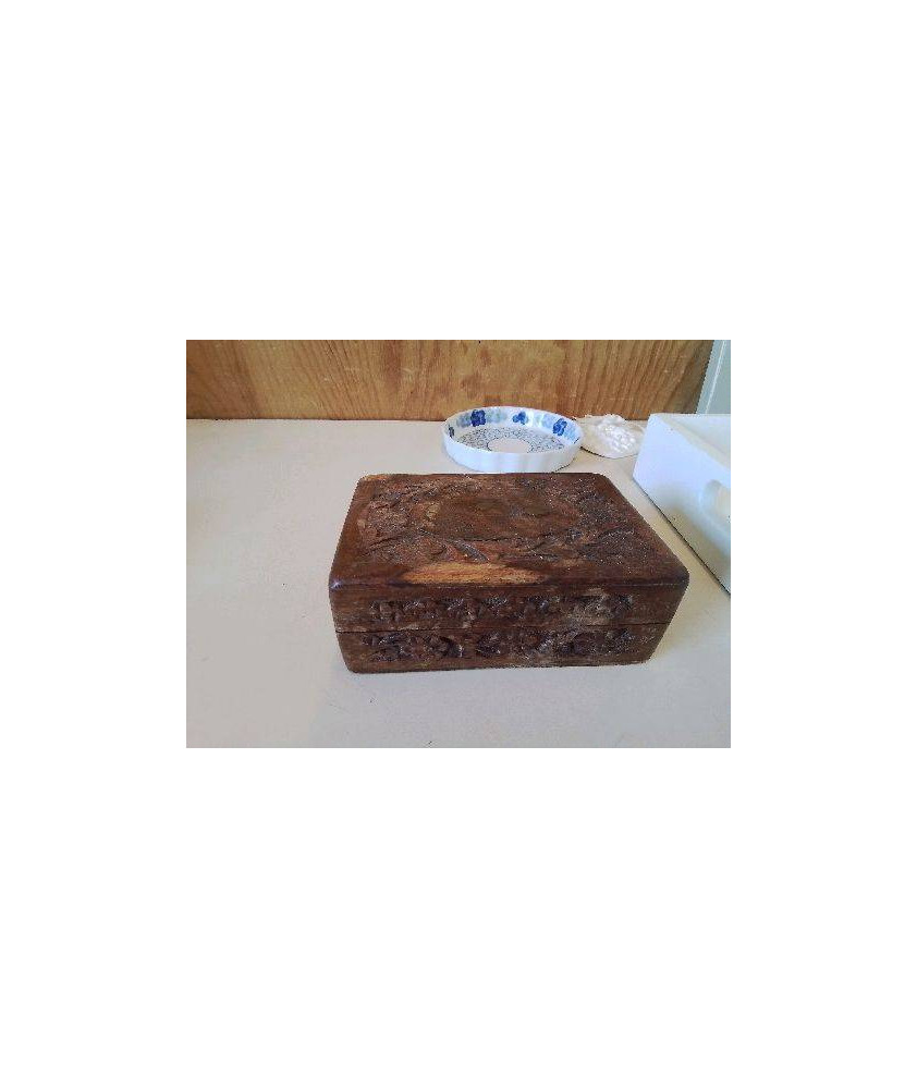 BOITE EN BOIS SCULPTÉ 