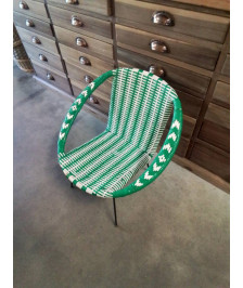 FAUTEUIL GONDOLE ENFANT RÉSINE TRESSÉE BLANC ET VERT PIEDS MÉTAL NOIR ANNÉES 70