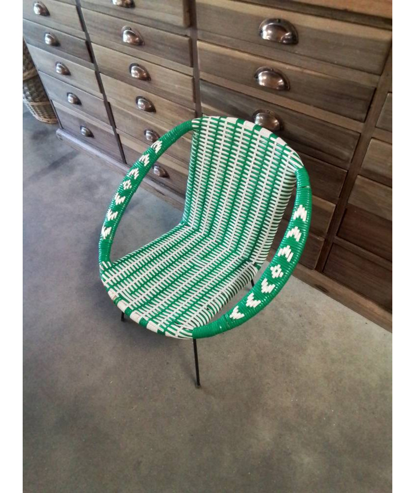 FAUTEUIL GONDOLE ENFANT RÉSINE TRESSÉE BLANC ET VERT PIEDS MÉTAL NOIR ANNÉES 70