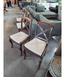 PAIRE DE CHAISES ACAJOU DOSSIER SCULPTÉ ASSISE CAPITONNÉ TISSU ECRU ÉPOQUE RESTAURATION 