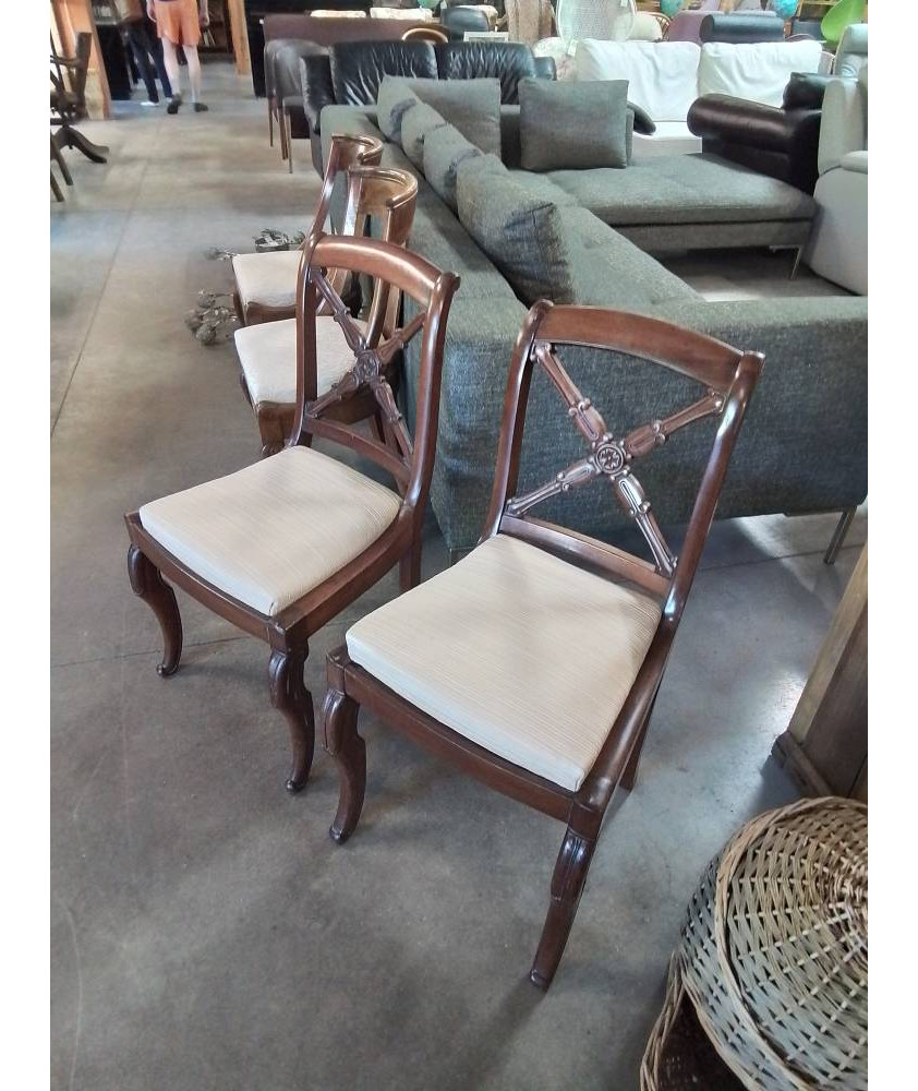 PAIRE DE CHAISES ACAJOU DOSSIER SCULPTÉ ASSISE CAPITONNÉ TISSU ECRU ÉPOQUE RESTAURATION 