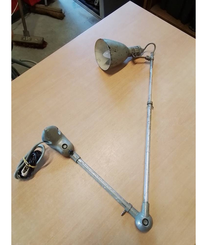 LAMPE D’ATELIER MÉTAL ET RÉSINE 2 BRAS ARTICULÉS SPOT ORIENTABLE ANNÉES 50 EN L\'ÉTAT 