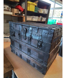 MALLE D\'OFFICIER AMÉRICAIN BOIS GAINÉ FER FORGÉ NOIR INTÉRIEUR CAPITONNÉ VELOURS ROUGE FIN XIXE EN 