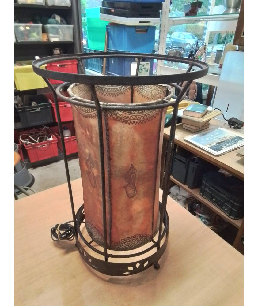 LAMPE RONDE FER FORGÉ ET PEAU ORANGÉ STYLE ORIENTAL