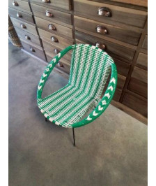 FAUTEUIL GONDOLE ENFANT RÉSINE TRESSÉE BLANC ET VERT PIEDS MÉTAL NOIR ANNÉES 70