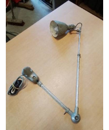 LAMPE D’ATELIER MÉTAL ET RÉSINE 2 BRAS ARTICULÉS SPOT ORIENTABLE ANNÉES 50 EN L\'ÉTAT 