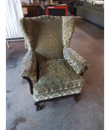 FAUTEUIL ANGLAIS A OREILLES BOIS CAPITONNÉ TISSU VERT EN L\'ÉTAT 