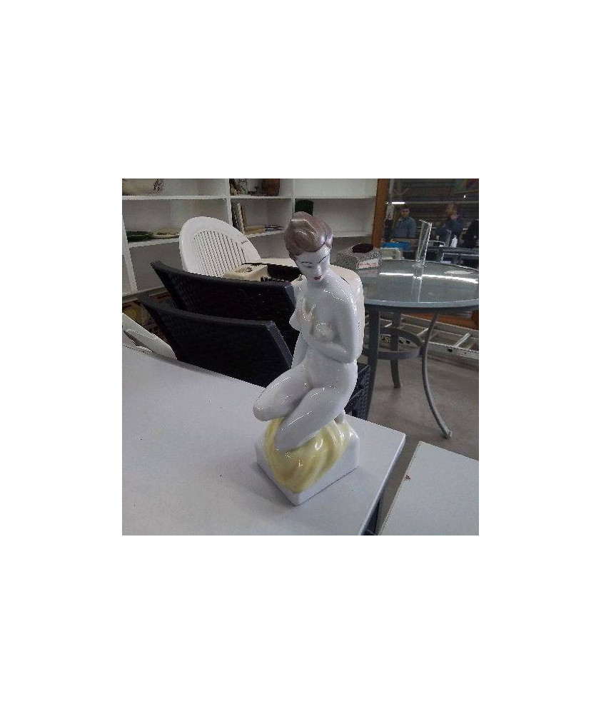 STATUETTE HONGROISE PORCELAINE 