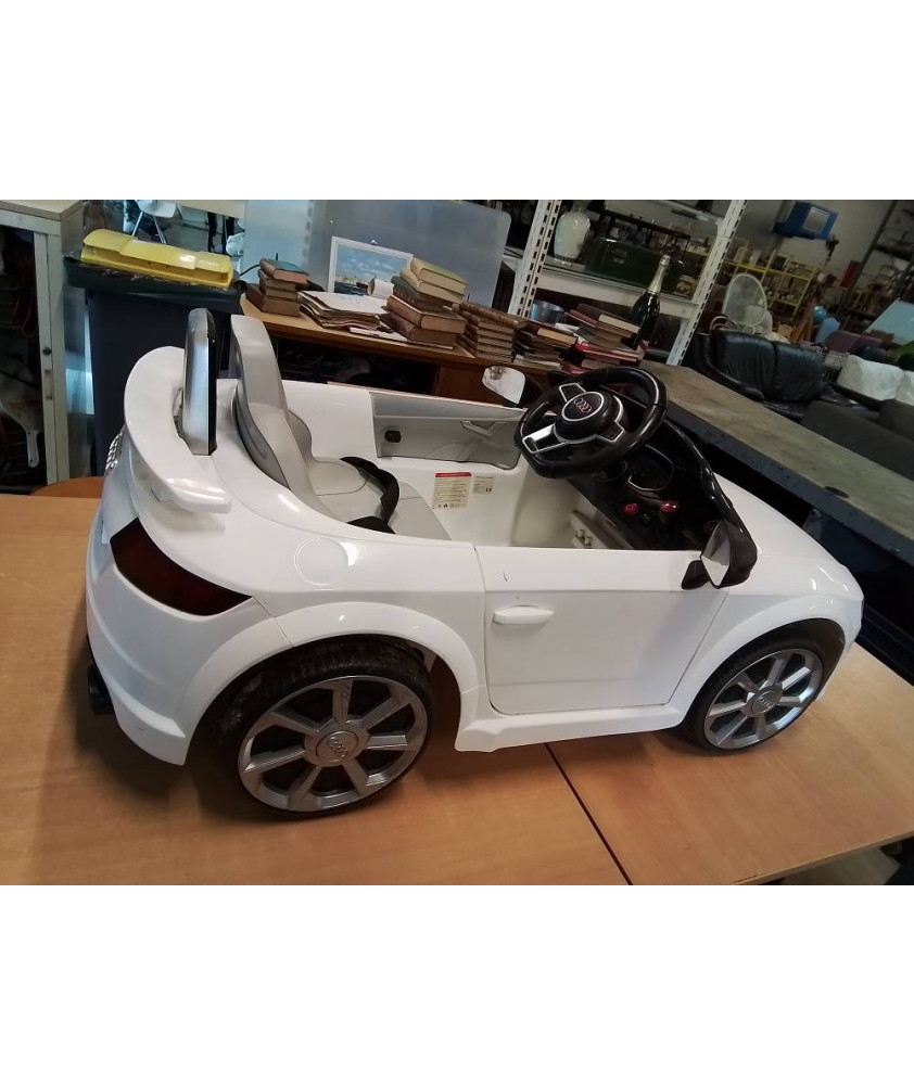 VOITURE ÉLECTRIQUE ENFANT AUDI TT RS