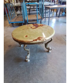 TABLE BASSE RONDE PIÈTEMENT LAITON AUX DAUPHINS PLATEAU MARBRE