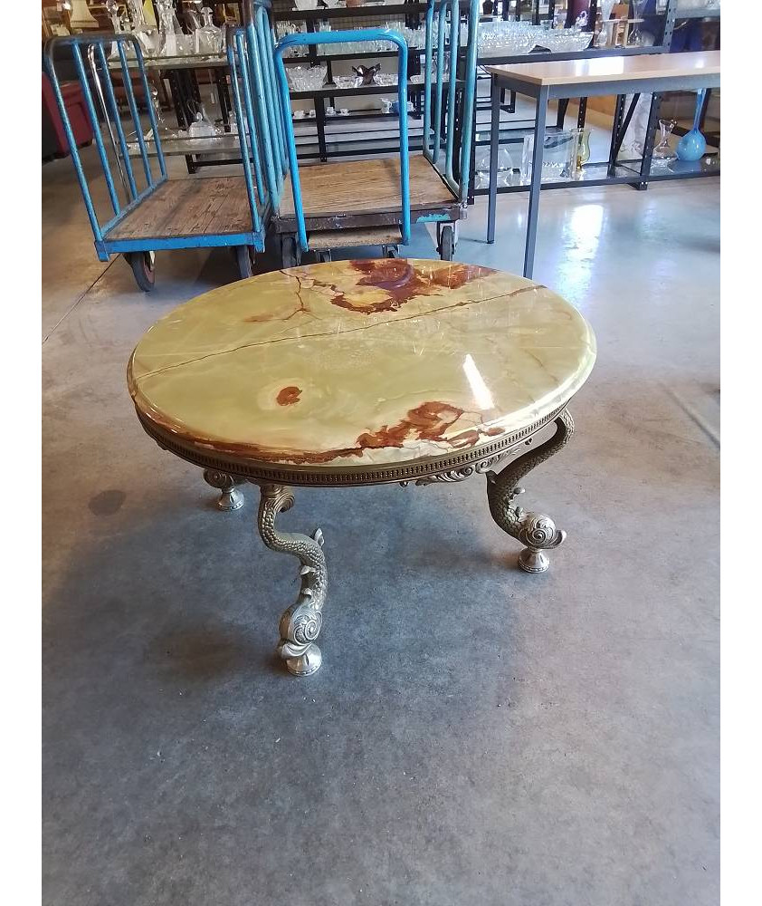 TABLE BASSE RONDE PIÈTEMENT LAITON AUX DAUPHINS PLATEAU MARBRE