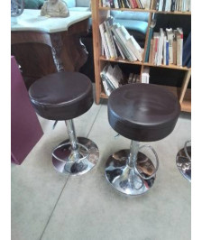 TABOURET DE BAR ROND PIÈTEMENT METAL CHROMÉ ASSISE PU MARRON 