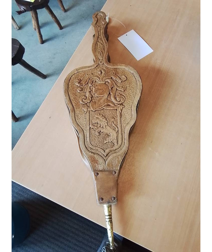SOUFFLET DE CHEMINÉE BOIS CLAIR GRAVÉ ET CUIR FAUVE