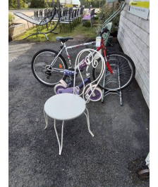 CHAISE FER FORGÉ CINTRÉ BLANC MILIEU XXE