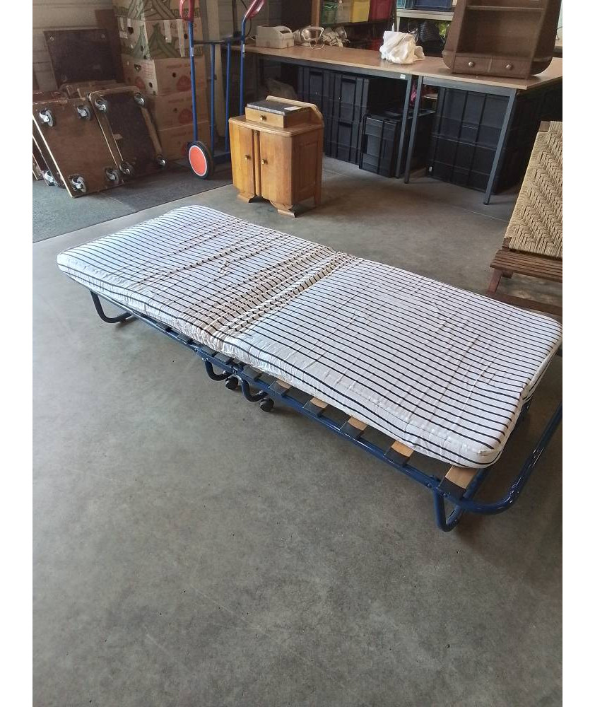 LIT D’APPOINT PLIANT A ROULETTES MÉTAL BLEU MATELAS ECRU A RAYURES 
