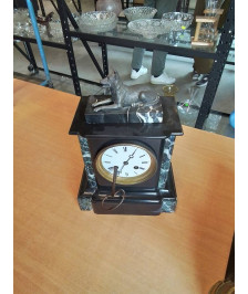 PENDULE DE CHEMINÉE ART DÉCO MARBRE NOIR ET GRIS AU CHIEN EN L\'ÉTAT 