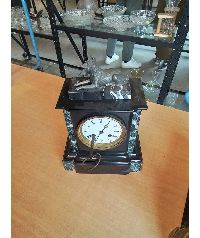 PENDULE DE CHEMINÉE ART DÉCO MARBRE NOIR ET GRIS AU CHIEN EN L\'ÉTAT 