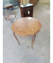GUERIDON ROND CHANTOURNÉ BOIS MARQUETÉ PIEDS GALBÉS 