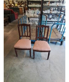 PAIRE DE CHAISES ANGLAISE ACAJOU DOSSIER A BARREAUX VERTICAUX ASSISE TISSU ECRU ROUGE A RAYURES 