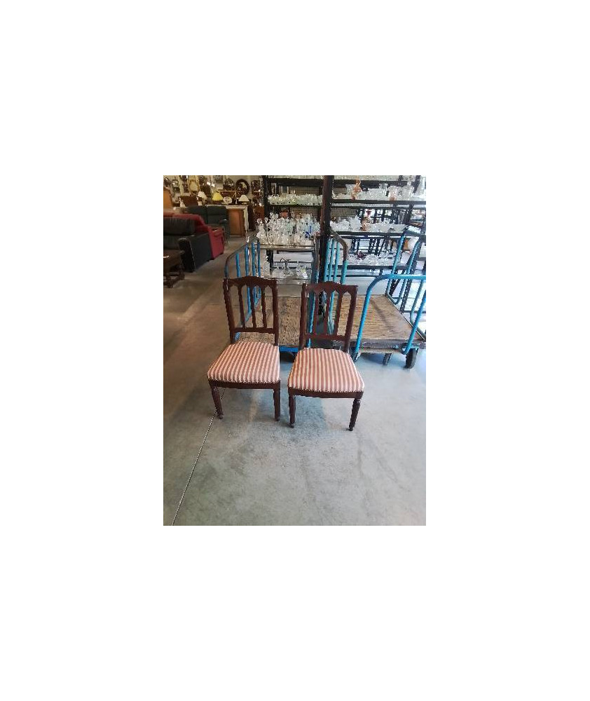 PAIRE DE CHAISES ANGLAISE ACAJOU DOSSIER A BARREAUX VERTICAUX ASSISE TISSU ECRU ROUGE A RAYURES 