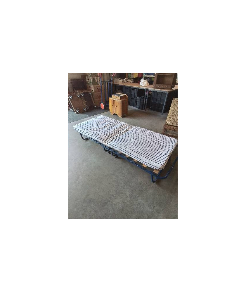 LIT D’APPOINT PLIANT A ROULETTES MÉTAL BLEU MATELAS ECRU A RAYURES 