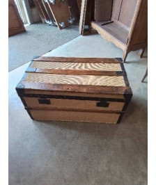 MALLE FER FORGÉ ET BOIS CERCLÉ GAINÉ TISSU 