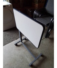 TABLE DE LIT PLIANTE A ROULETTES MÉTAL GRIS ET BOIS BLANC 