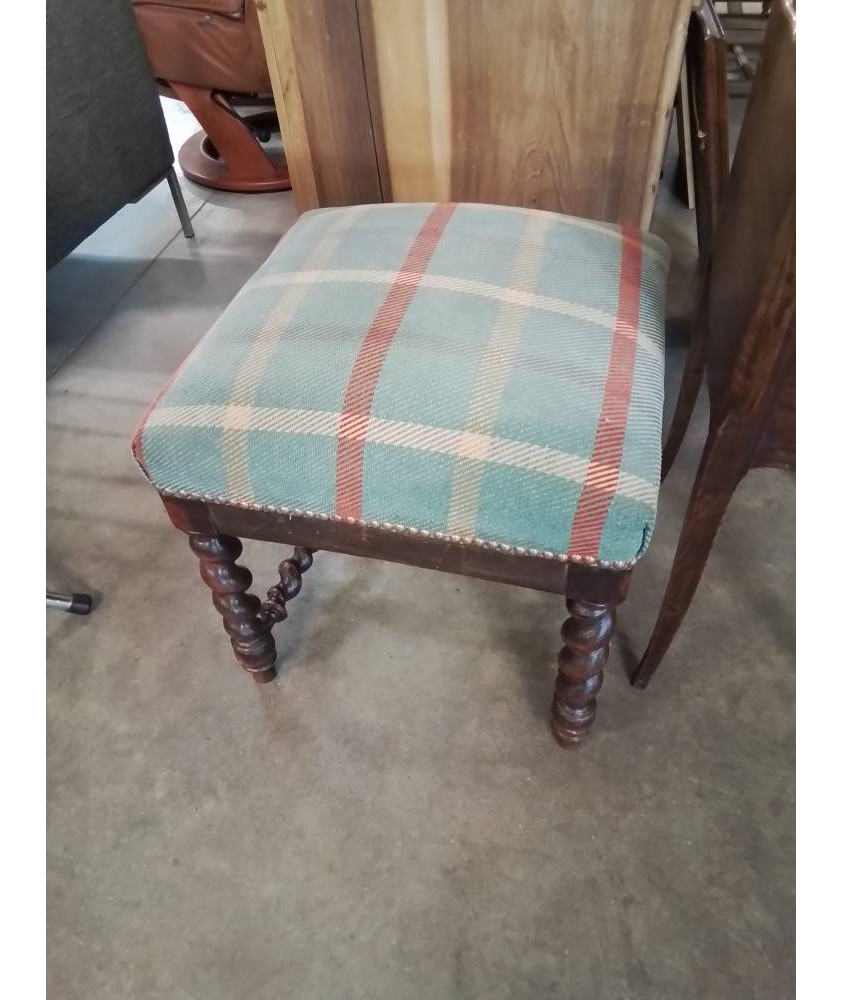 TABOURET BOIS TOURNÉ A ENTRETOISE CAPITONNÉ TISSU ÉCOSSAIS VERT STYLE LOUIS XIII