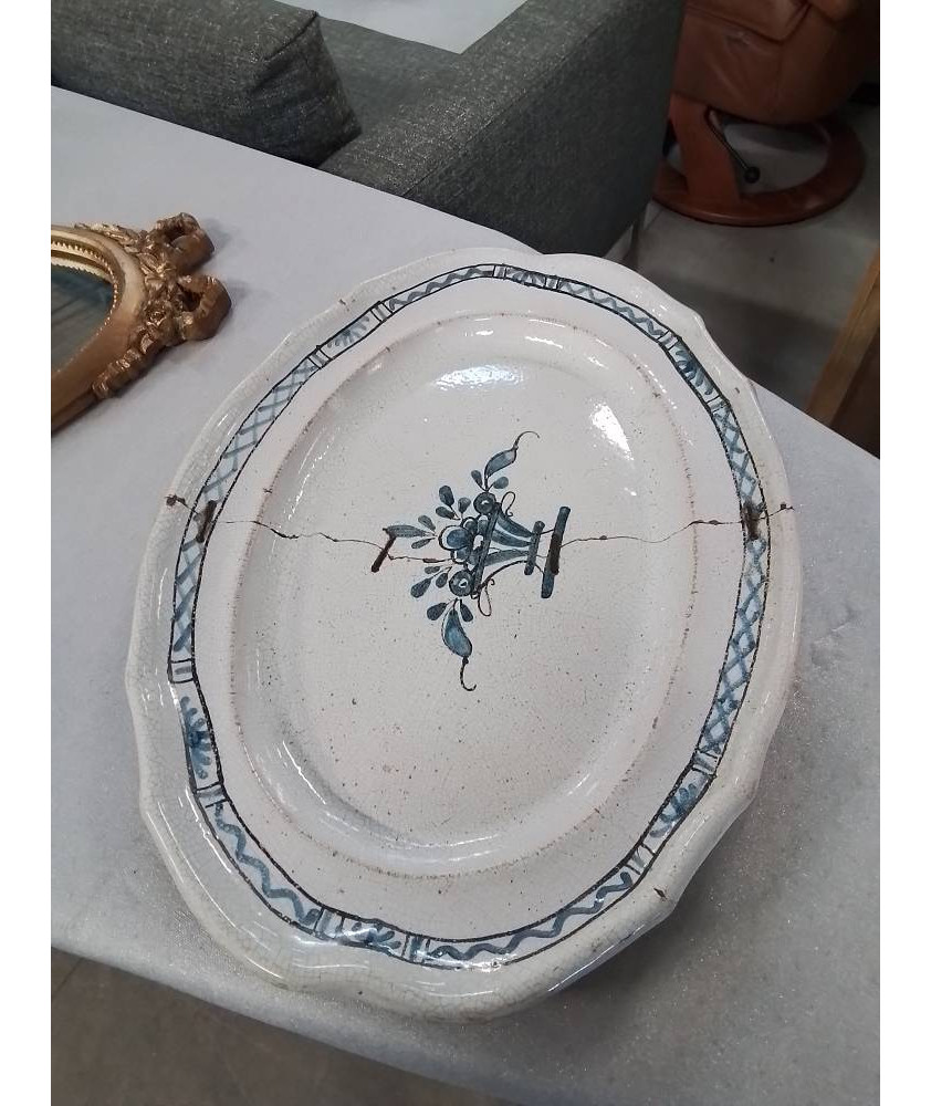 PLAT OVALE CUL NOIR FIN XIXE EN L\'ÉTAT 