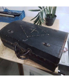 VALISE CLOUTÉE 