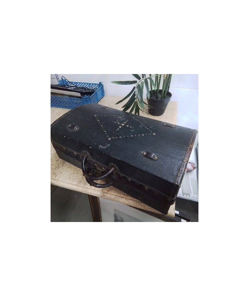 VALISE CLOUTÉE 