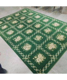 TAPIS VERT A MOTIFS