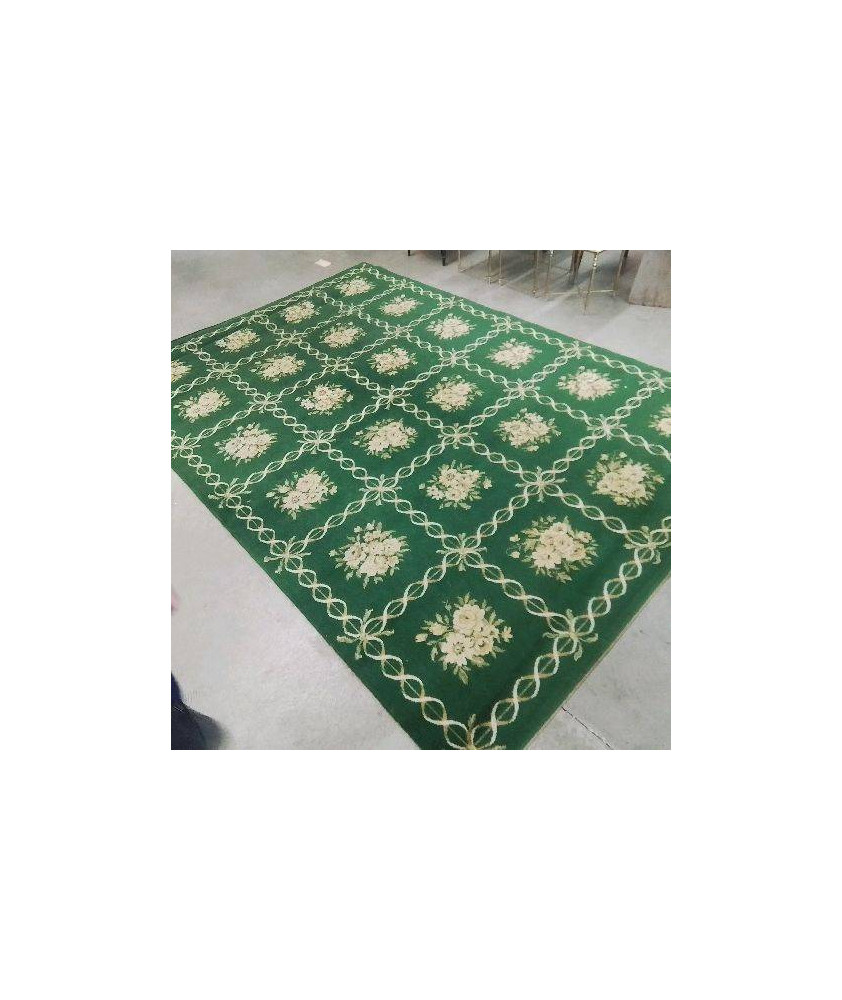 TAPIS VERT A MOTIFS