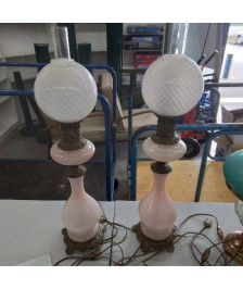 PAIRE DE LAMPES A PETROLE ELECTRIFIEES OPALINE ROSE