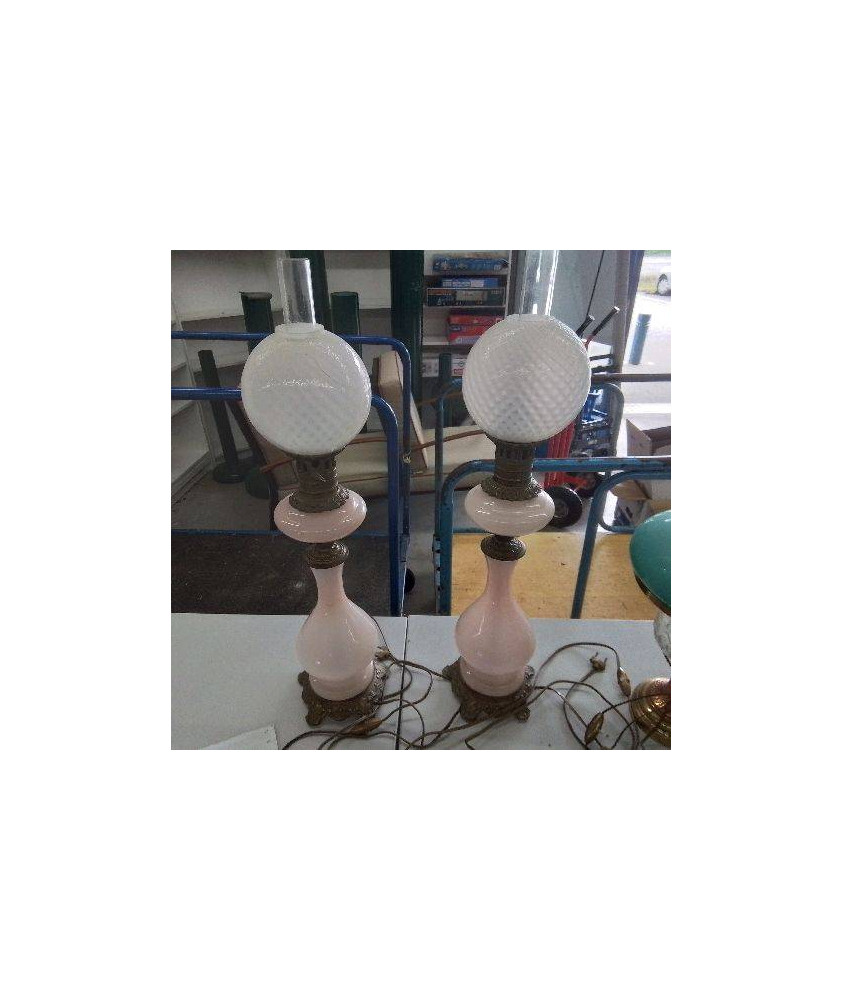 PAIRE DE LAMPES A PETROLE ELECTRIFIEES OPALINE ROSE