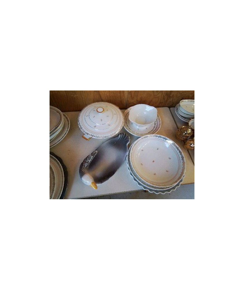 PLAT EN PORCELAINE 
