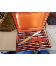 LOT DE 12 COUTEAUX EN METAL ARGENTÉ 