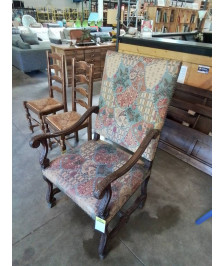 FAUTEUIL LOUIS XV BOIS SCULPTÉ AUX FEUILLES D’ACANTHES ASSISE ET DOSSIER CAPITONNÉ TISSU OCRE BLEU R