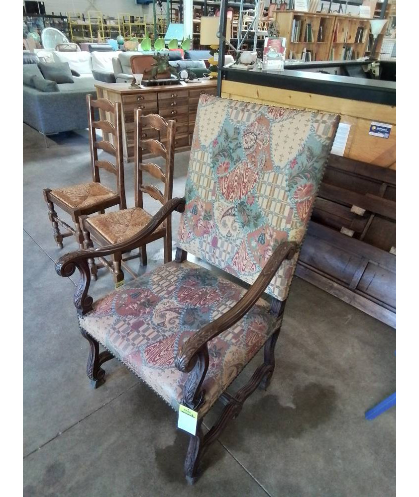 FAUTEUIL LOUIS XV BOIS SCULPTÉ AUX FEUILLES D’ACANTHES ASSISE ET DOSSIER CAPITONNÉ TISSU OCRE BLEU R