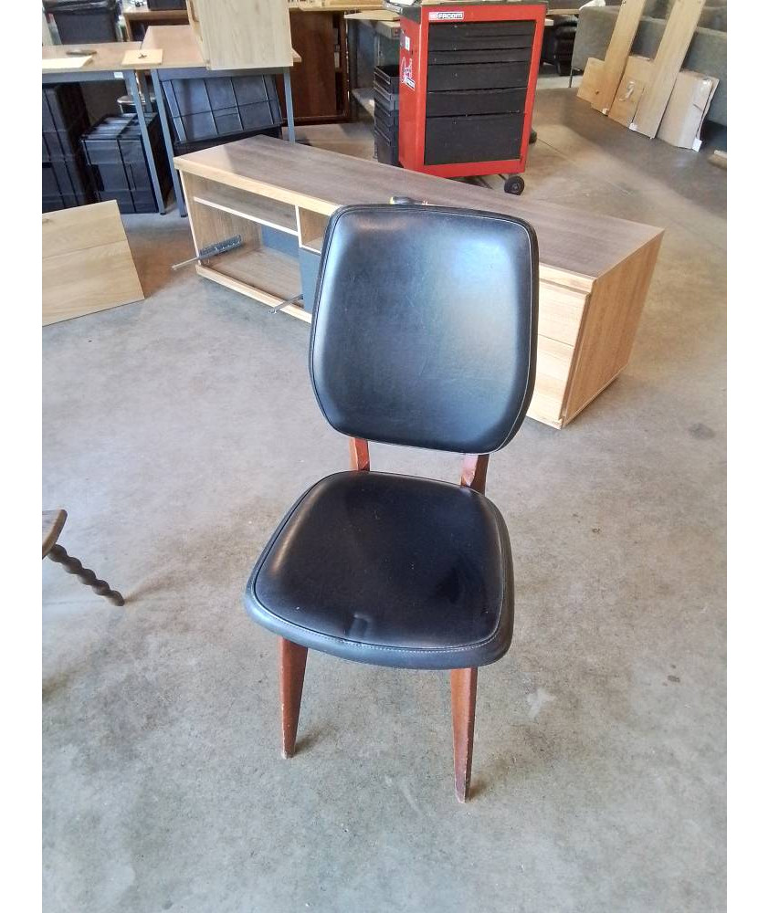 CHAISE BOIS ASSISE ET DOSSIER CAPITONNÉ SKAÏ NOIR ANNÉES 60