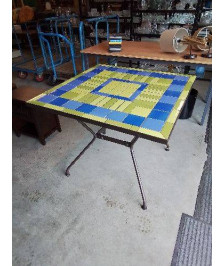 TABLE CARRÉE PIÈTEMENT MÉTAL CHOCOLAT PLATEAU CARRELÉ VERT ET BLEU 90X90X74CM