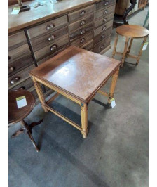 TABLE BASSE CARRÉE BOIS CLAIR PIÈTEMENT CANNELÉ EN L\'ÉTAT