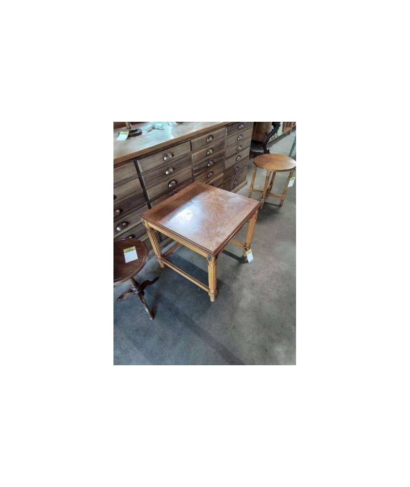 TABLE BASSE CARRÉE BOIS CLAIR PIÈTEMENT CANNELÉ EN L\'ÉTAT