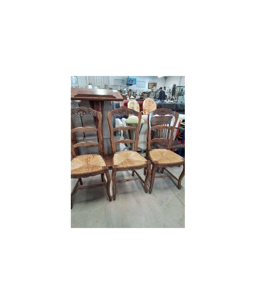 3 CHAISES BOIS PAILLÉ A ENTRETOISE DOSSIER CHANTOURNÉ STYLE RÉGENCE COQUILLE 