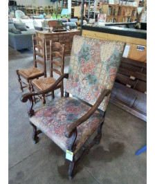 FAUTEUIL LOUIS XV BOIS SCULPTÉ AUX FEUILLES D’ACANTHES ASSISE ET DOSSIER CAPITONNÉ TISSU OCRE BLEU R
