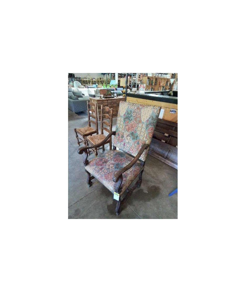 FAUTEUIL LOUIS XV BOIS SCULPTÉ AUX FEUILLES D’ACANTHES ASSISE ET DOSSIER CAPITONNÉ TISSU OCRE BLEU R