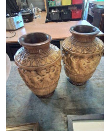 PAIRE DE VASES AUX CHÉRUBINS PLATRE PEINT DÉBUT XXE