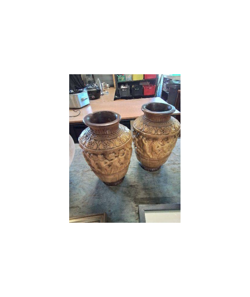 PAIRE DE VASES AUX CHÉRUBINS PLATRE PEINT DÉBUT XXE