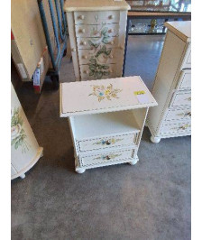 CHEVET BOIS BLANC DÉCOR AUX FLEURS 2 TIROIRS 1 NICHE PIEDS BOULES 